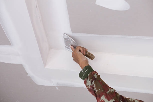Imgi 52 Hand Of Worker Using Gypsum Plaster Ceiling Joints
